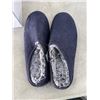 Image 4 : 3 NEW PAIRS OF WOMENS SIZE 6.5 BOOTS AND SLIPPERS