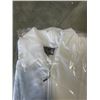 Image 3 : 6 NEW SIZE MEDIUM WHITE ZIP UP SHORT SLEEVE SHIRTS WITH POCKETS