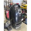 Image 5 : MIELE CANNISTER VACUUM WORKING