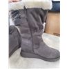 Image 2 : 2 NEW PAIRS OF WOMENS SIZE 6.5 BOOTS