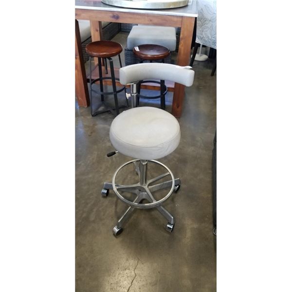 ROLLING OFFICE CHAIR