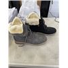 Image 2 : 2 NEW PAIRS OF WOMENS SIZE 10.5 BOOTS - 1 PAIR MISMATCH COLOURS, SAME BOOT AND SIZE