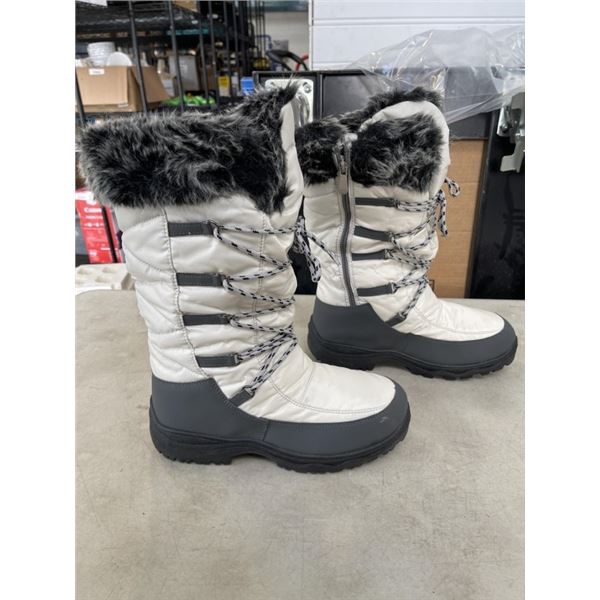 NEW PAIR OF MENS SIZE 9 WINTER BOOTS