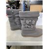 Image 5 : 3 PAIRS OF WOMENS SIZE 6 BOOTS