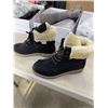 Image 6 : 3 PAIRS OF WOMENS SIZE 6 BOOTS