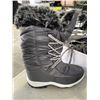 Image 5 : 3 NEW PAIRS OF WOMENS SIZE 7 BOOTS