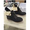 Image 6 : 3 NEW PAIRS OF WOMENS SIZE 7 BOOTS