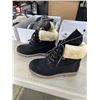 Image 7 : 3 NEW PAIRS OF WOMENS SIZE 7 BOOTS