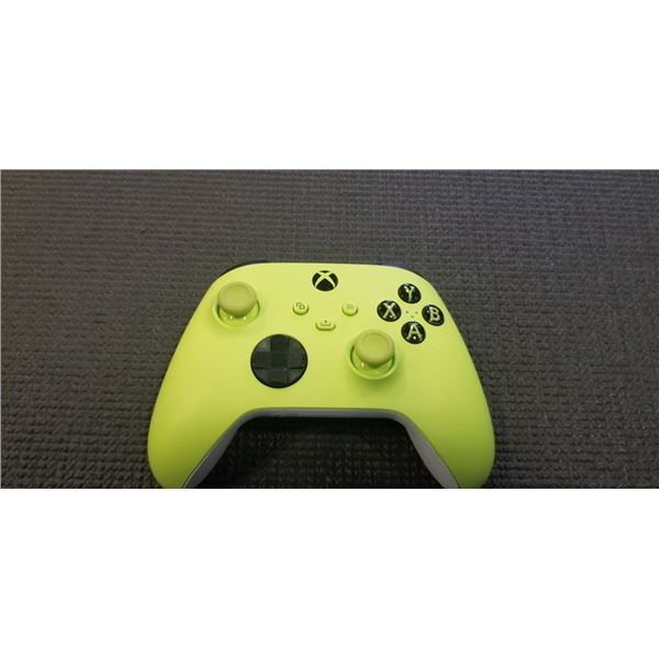 XBOX WIRELESS CONTOLER ELECTRIC VOLT TESTED AND WORKING