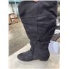 Image 4 : 3 NEW PAIRS OF WOMENS SIZE 7.5 BOOTS