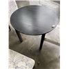 Image 5 : ROUND DINETTE TABLE AND 4 UPHOLSTERED CHAIRS