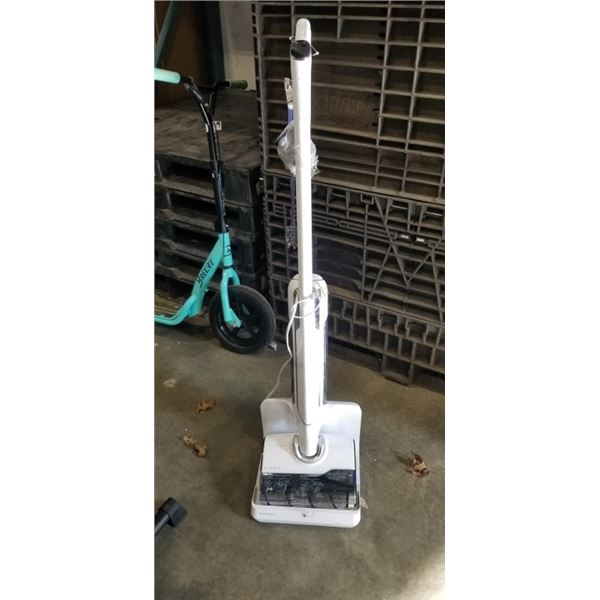 NARWHAL FLOOR CLEANER WORKING WITH CHARGE DOCK