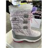 Image 5 : 3 NEW PAIRS OF KID SIZE 5 BOOTS