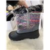 Image 6 : 3 NEW PAIRS OF KID SIZE 5 BOOTS