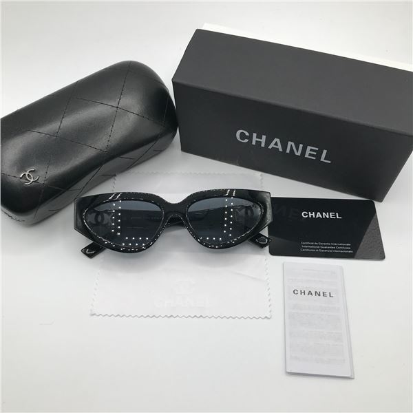DESIGNER INSPIRED SUNGLASSES WITH ACCESSORIES