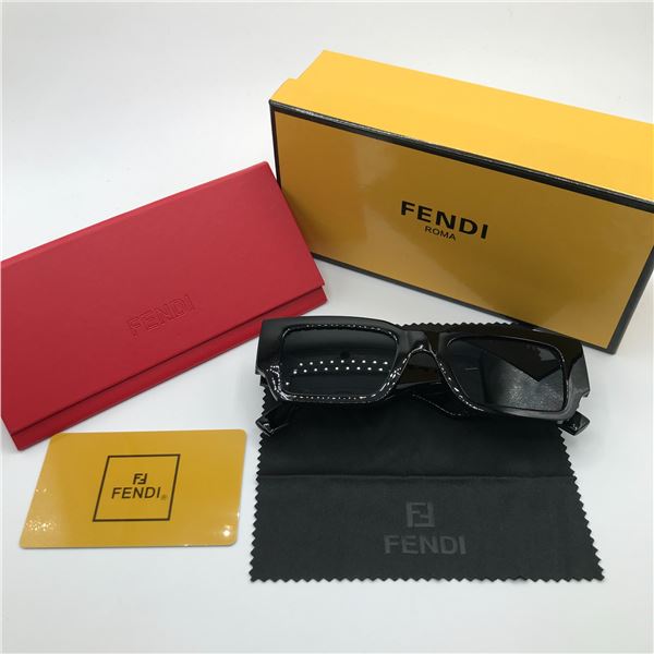 DESIGNER INSPIRED SUNGLASSES WITH ACCESSORIES