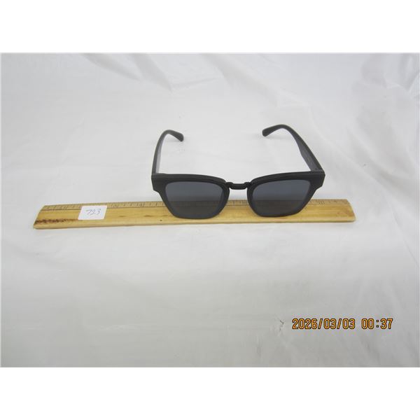Vince Camuto Designer  Sun Glasses