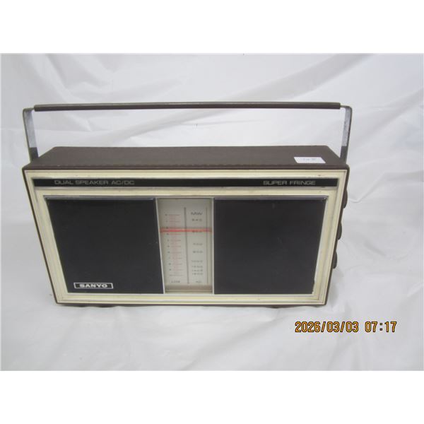 Vintage Sanyo Super Fringe Radio