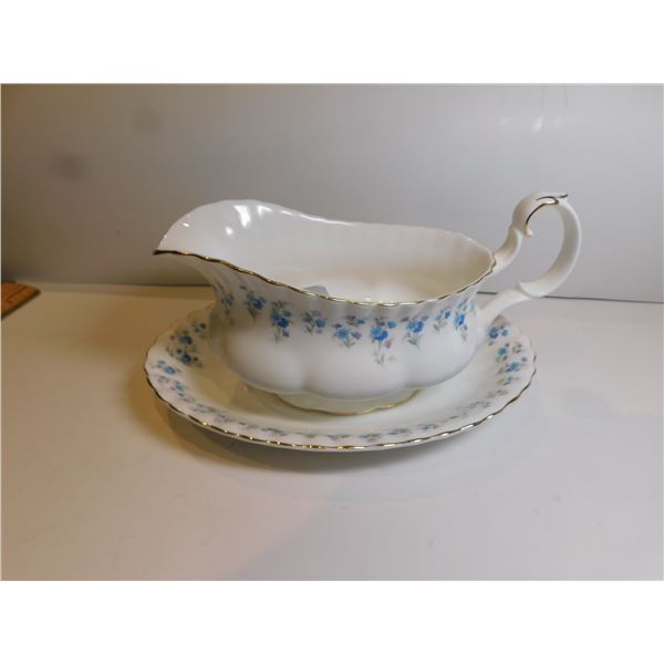 ROYAL ALBERT MEMORY LANE GRAVY BOAT AND UNDER PLATE