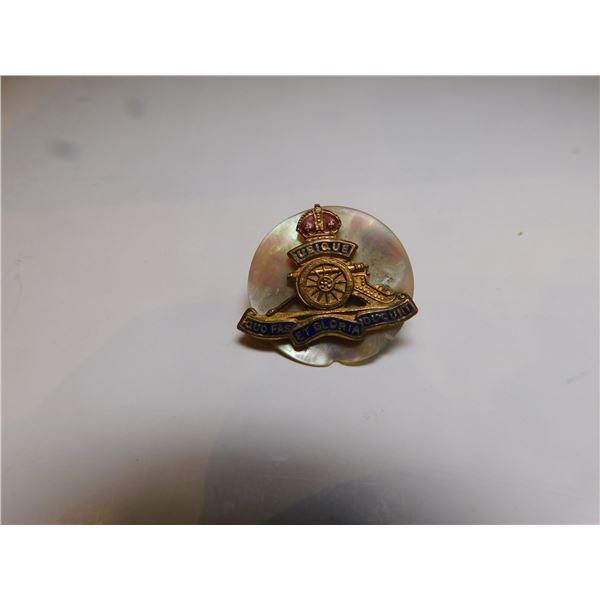 WW1 ROYAL ARTILLERY SWEETHEART BROACH, MOTHER OF PEARL BACKDROP