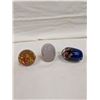 Image 2 : 3 Glass Paperweights.
