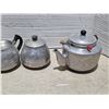 Image 3 : 2 aluminum tea pots and cream with sugar