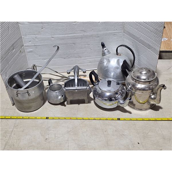 Lot of vintage kitchen ware