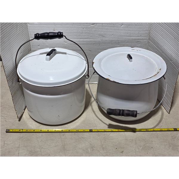2 chamber pots
