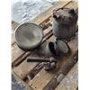 Image 2 : 2 vintage items- lights and gas can