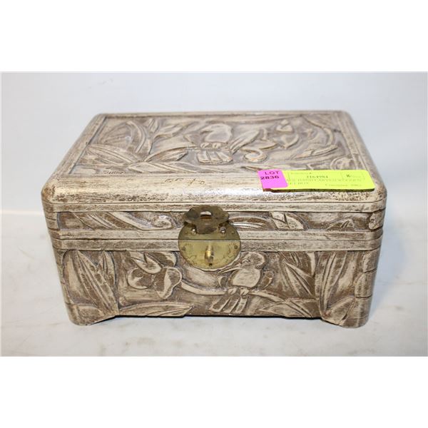 VINTAGE HAND CARVED WOODEN TRINKET BOX