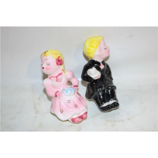 BRIDE & GROOM SALT & PEPPER IN BLUE VELVET BOX