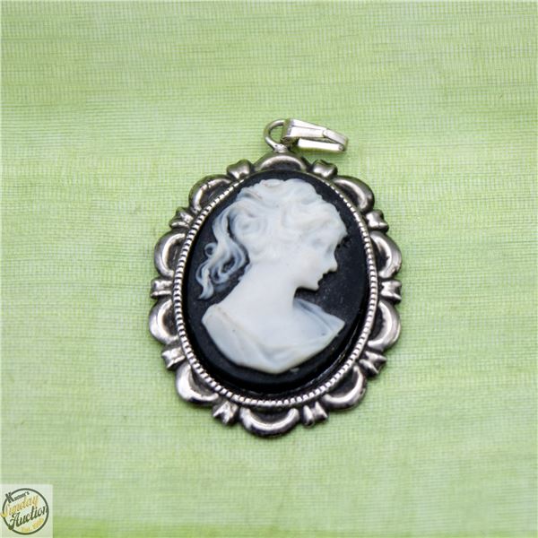 VINTAGE SMALL VICTORIAN STYLE CAMEO PENDENT