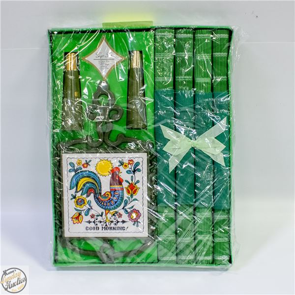 VINTAGE (NEW) PLACE SETTING SALT &