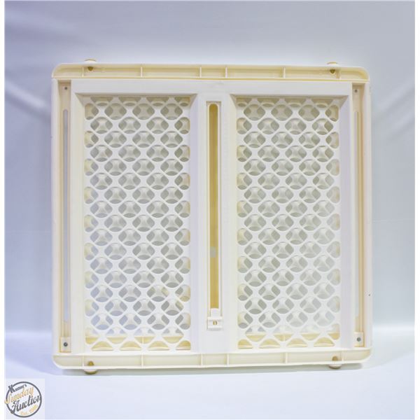 PRESSURE MOUNTED SAFETY GATE