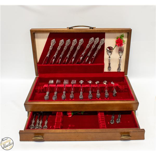 ONEIDA STAINLESS STEEL FLATWARE IN WOOD BOX