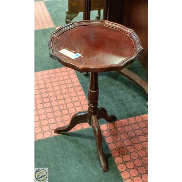 VINAGE SIDE TABLE PLANT STAND 21"H