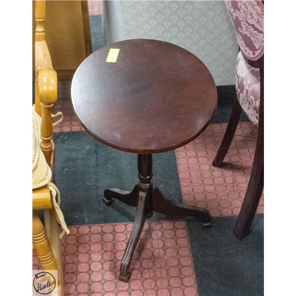 VINTAGE VICTORIAN STYLE SIDE TABLE 21"X19"