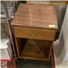 Image 1 : VINTAGE END TABLE 16"X15"X27.5" HIGH