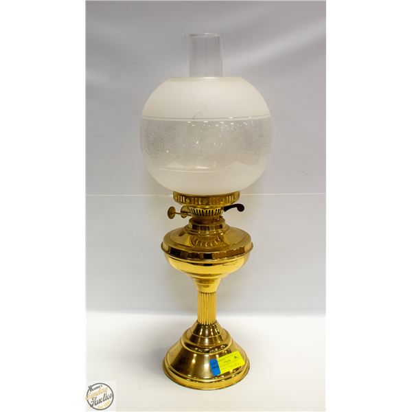 ANTIQUE EDWARDIAN WALITY BRASS AND GLASS OIL LAMP