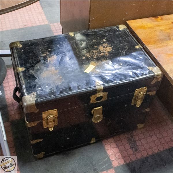 VINTAGE STEAMER TRUNK