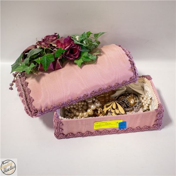 JEWERLY BOX WITH VINTAGE JEWERLY