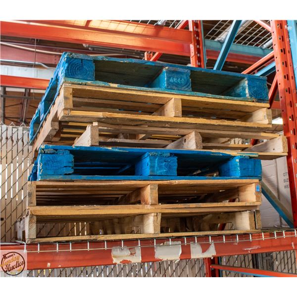 STACK OF 6 WOOD PALLETS