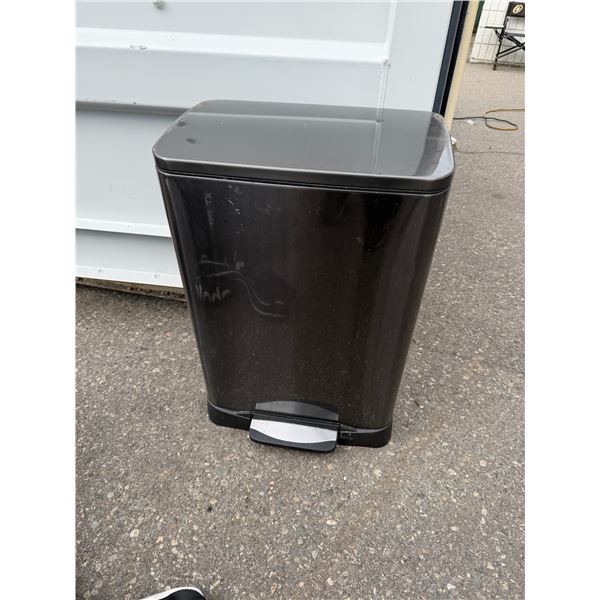 Step garbage can