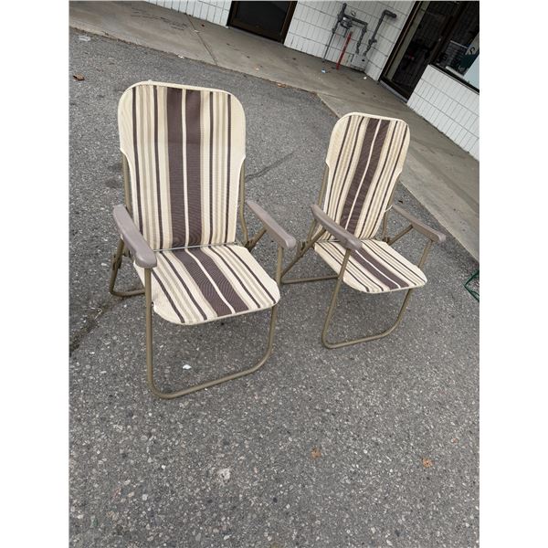 2 folding chairs