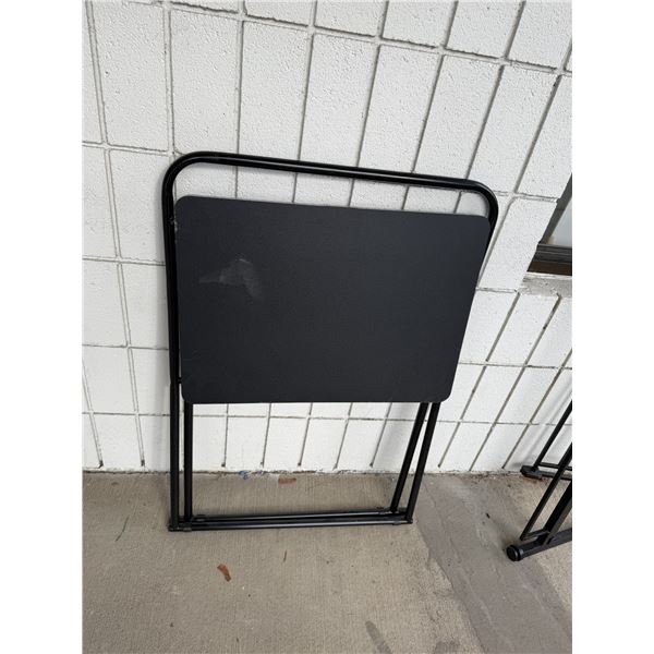 Folding table