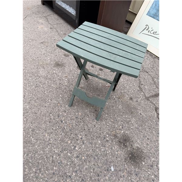 Folding table