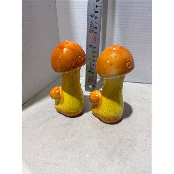 Vintage mushroom salt and pepper peppers