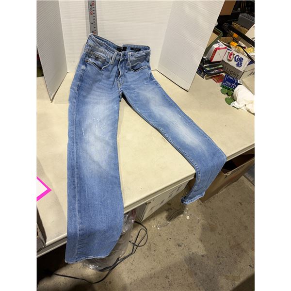 Distressed guest jeans size 30/32
