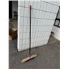 Image 1 : Broom