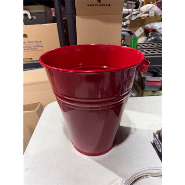 Tin bucket
